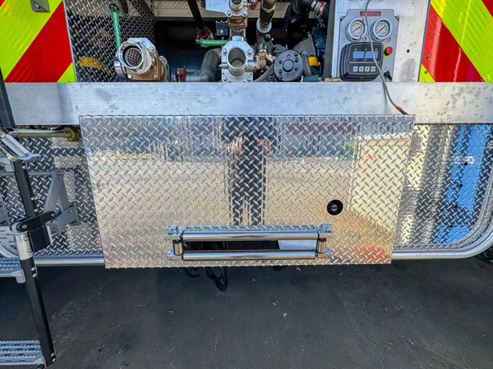 Unfinished body compartment structure in bay, photo 80 of 303.